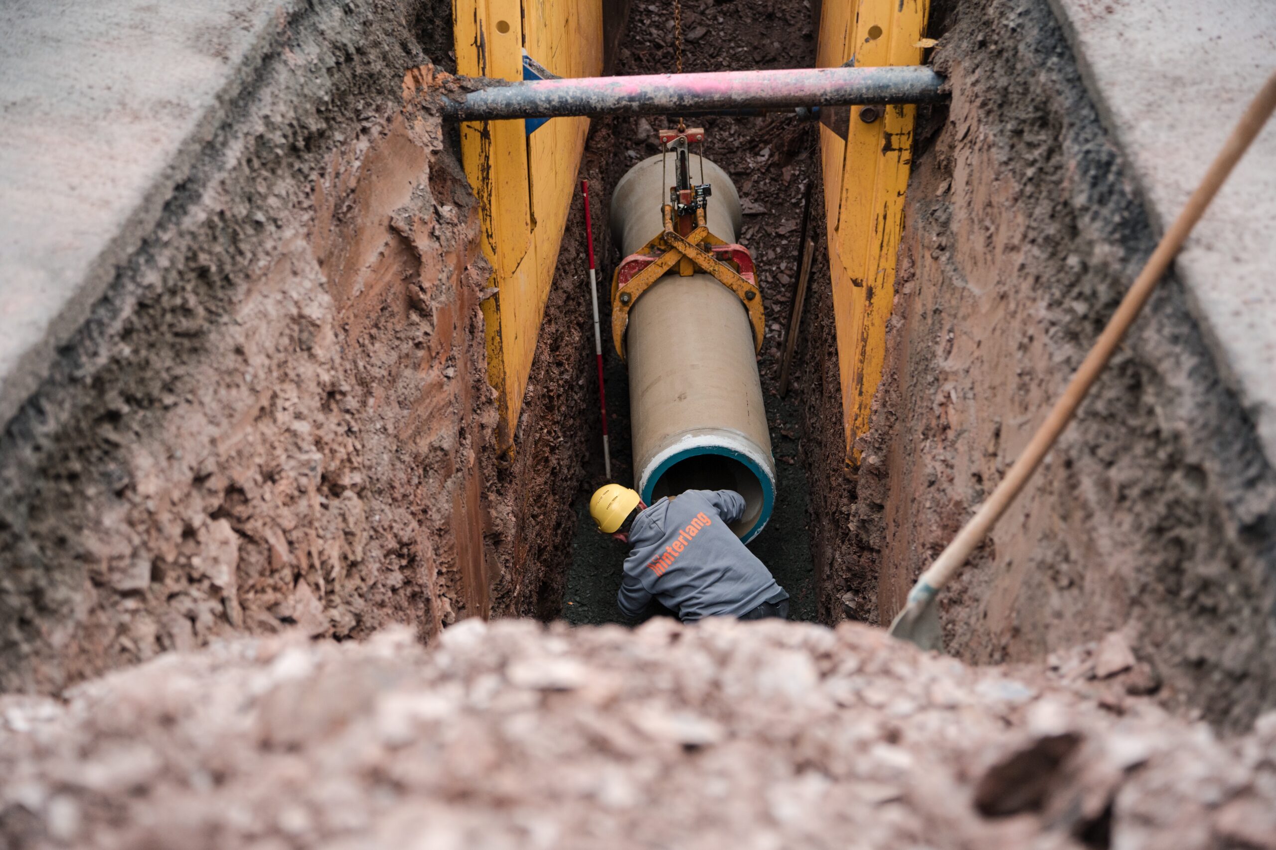 Einbau von Deutschlands erstem zementfreien Betonrohr © next.beton